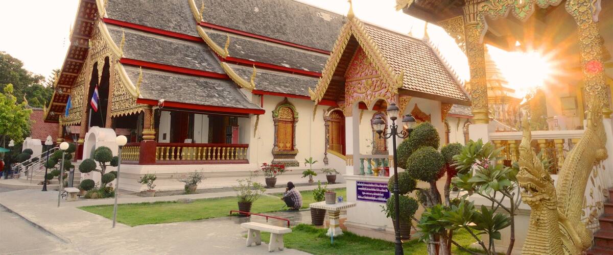 Wat Chiang Man que incluye escenas cotidianas y un templo o lugar de culto