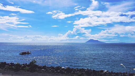 It's the bay that i grew up with.
The bay of Manado. #Blue