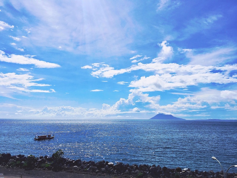 It's the bay that i grew up with.
The bay of Manado. #Blue
