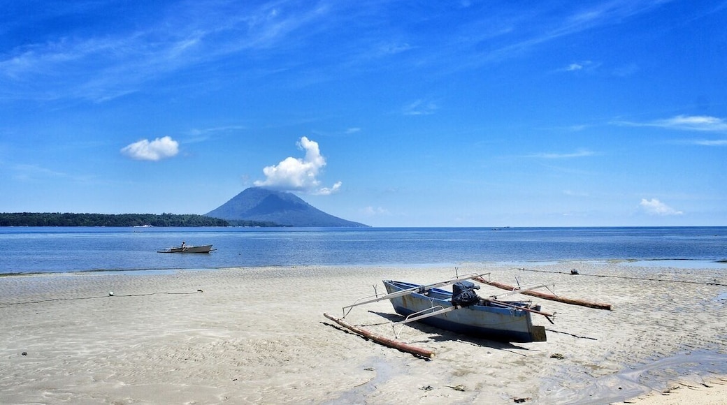 • Selamat Pagi •
Means good morning in Indonesian. It's always a good morning in paradise, no matter how hard your life is.
The boat is used by the local fishermen to fish and sell it in Port of Manado. Local Siladenese and people in this archipelago depend on this job.
There are three island spotted in this picture. The conned volcano island is Manado Tua (Old Manado), where you could spot some dolphins if you're lucky, Bunaken Island, where the amazing marine life lies beneath the surface, and Siladen island, where beautiful quiet beaches are located.
Once again, selamat pagi!
