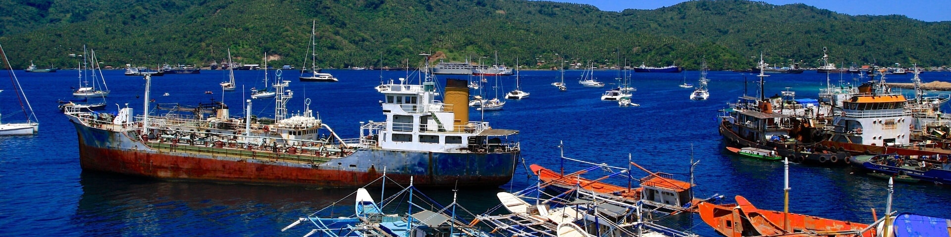 Manado mostrando botes y vista general a la costa