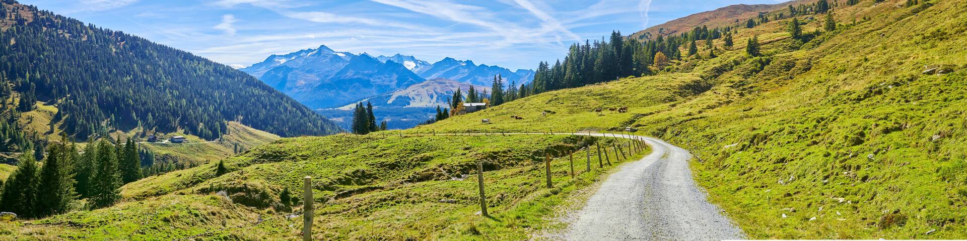Schönes Bergpanorama im Salzburger Land oberhalb von Wald im Pinzgau, in Österreich.