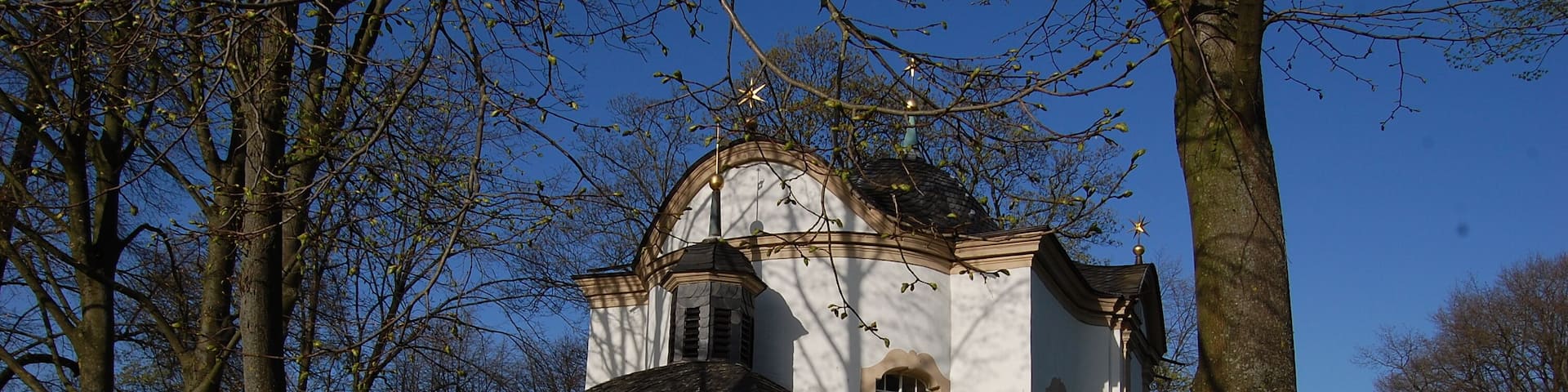 St.-Johannes-Nepomuk-Kapelle, Rietberg, Kreis Gütersloh, Nordrhein-Westfalen, Deutschland. – Die Kapelle wurde 1748 nach den Plänen eines Brünner Meisters erbaut und ist ein Juwel des westfälischen Barocks.