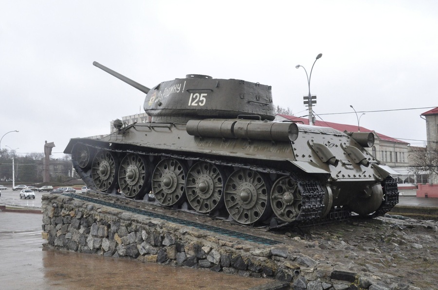 Soviet Tank in Tirapsol, Transnistria.
Situated near the Transnistria Government Building and Lenin Monument on Strada 25 Octombrie.