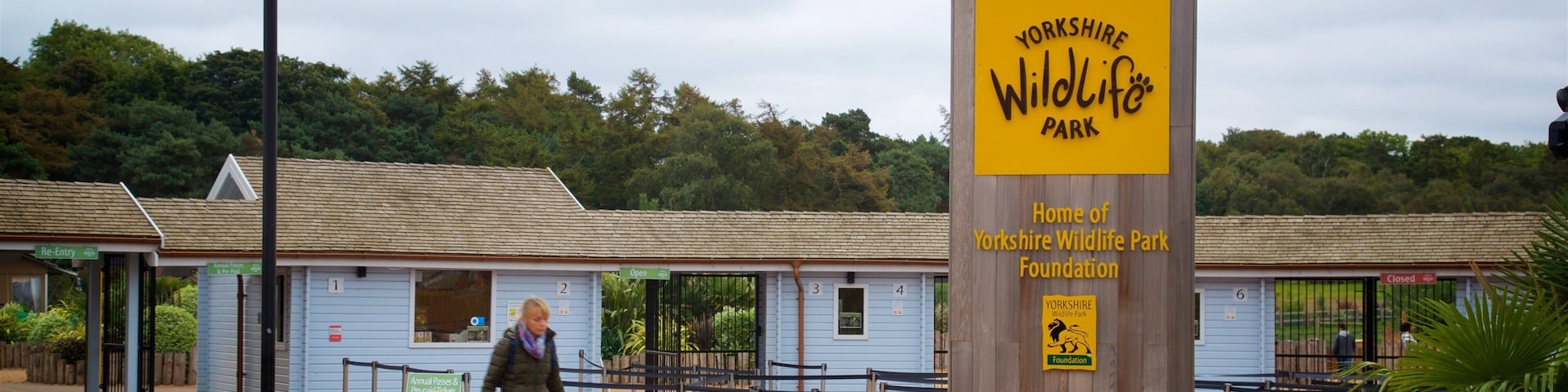 Yorkshire Wildlife Park que incluye señalización y también una familia