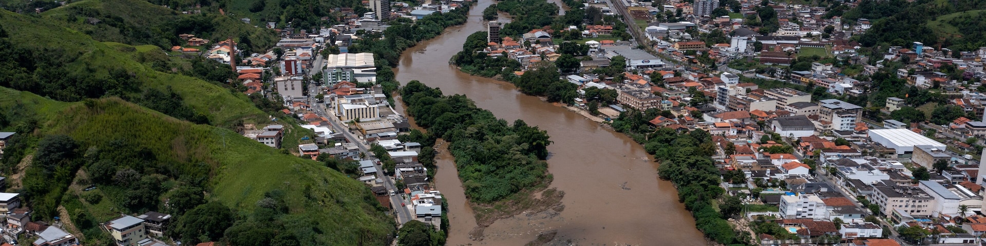 The city of Barra do Piraí, cut by the Paraíba do Sul River, which supplies the metropolis of Rio de Janeiro, is threatened by water pollution, but still has the beauty of the Atlantic Forest. Vassour