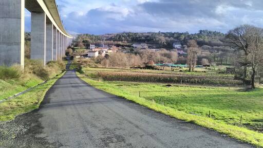 Vista parcial da aldea de Reguengo, da parroquia de Botos (Lalín), a carón do viaduto do ferrocarril