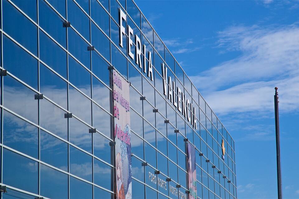 Un edificio moderno con el nombre "Feria Valentina" en su fachada.