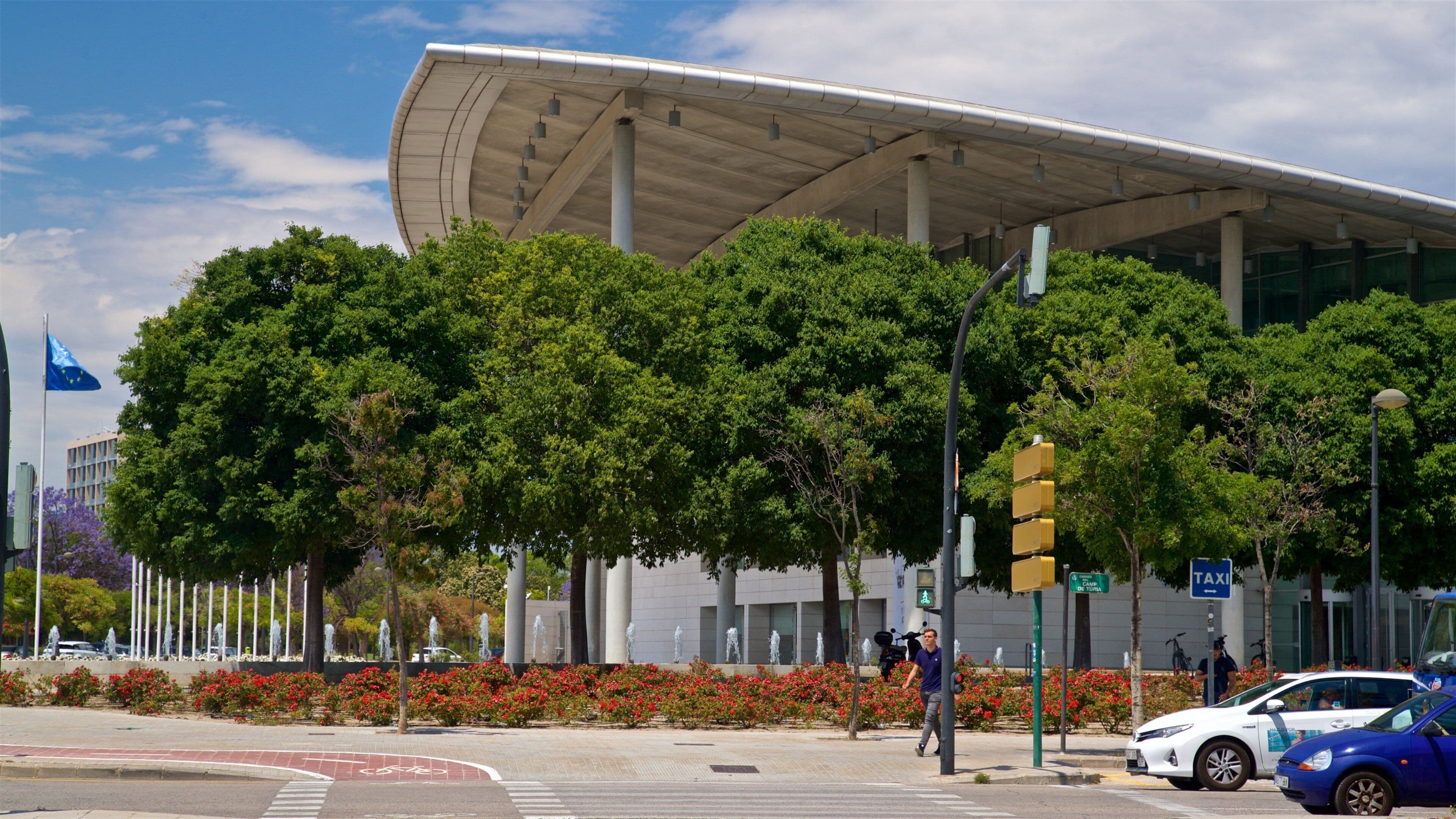 Valencia Conference Centre which includes modern architecture and flowers