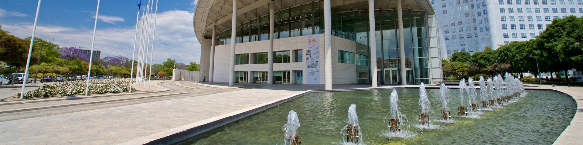 Valencia Conference Centre featuring a fountain and modern architecture