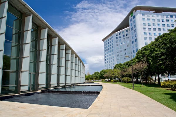 Valencia Conference Centre featuring a park