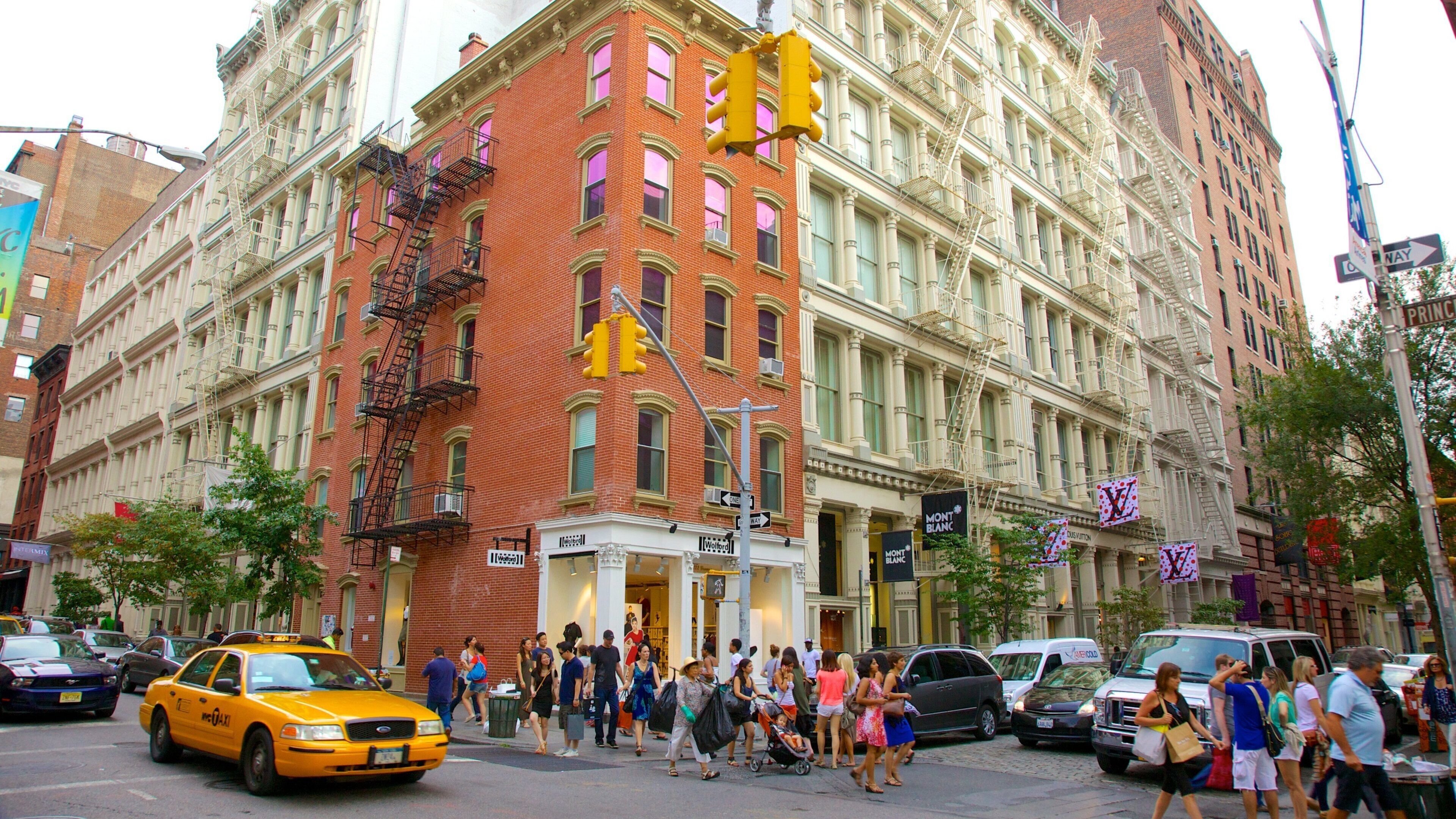 Animada calle urbana con un taxi amarillo, peatones y arquitectura clásica.
