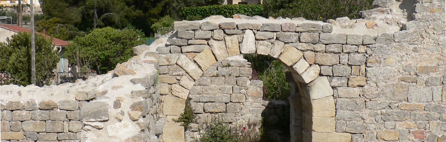Château médiéval d'Ollioules - porte de liaison entre la cour et les bâtiment de l'accès ouest