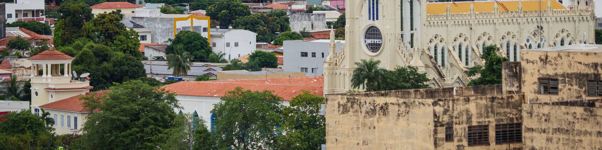 Vita aérea da igreja Nossa Senhora do Bom Despacho, em Cuiabá, Mato Grosso, com o Morro de Santo Antônio ao fundo, distante no horizonte