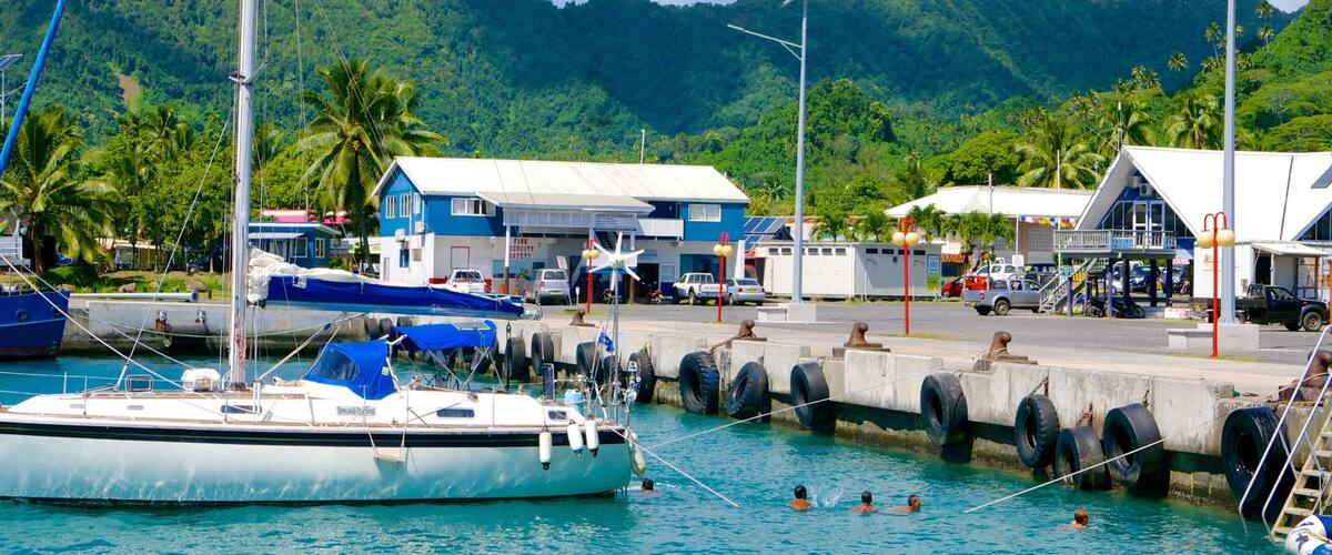 Avarua qui includes montagnes et baie ou port