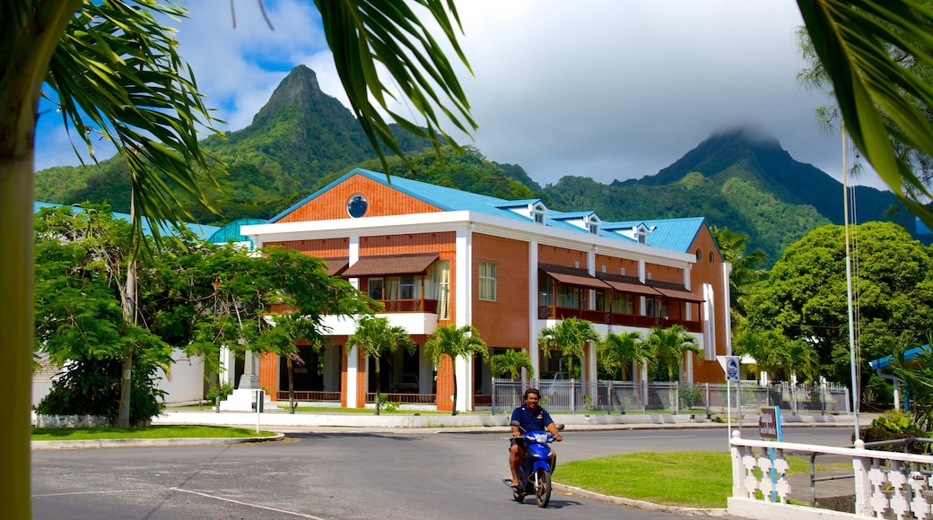 Avarua fasiliteter samt motorsykkelkjøring