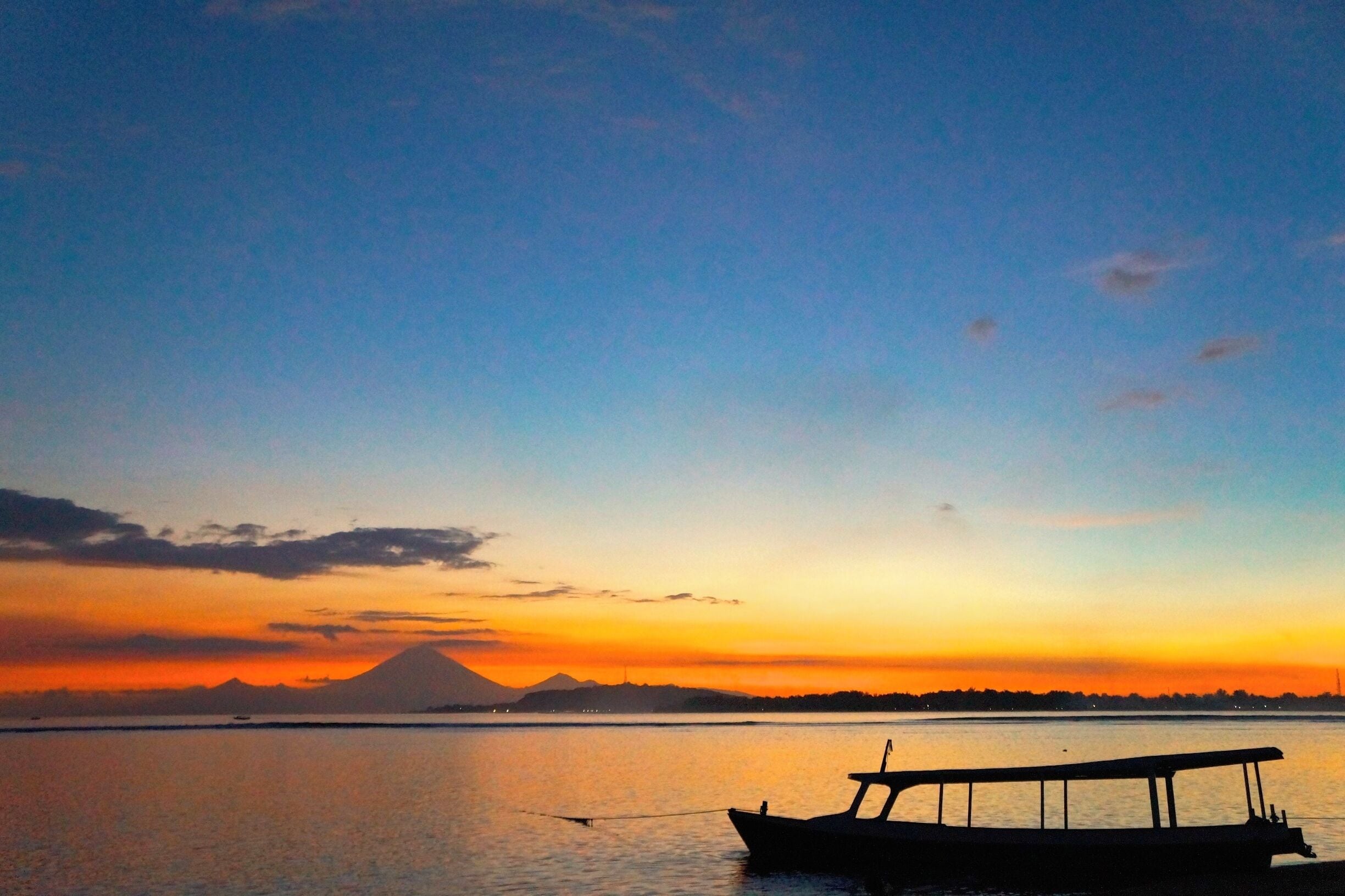 The best spot for a sunset must be on the west side of Gili Air. From here you can grab a sundowner and watch as the volcano of Mt Batur appears all the way over on Bali, behind the other islands of Gili Meno and Gili T. Bonus points for a well placed traditional boat! My favourite #goldenhour spot ever.

www.cheskiesgaplife.com

#colorful