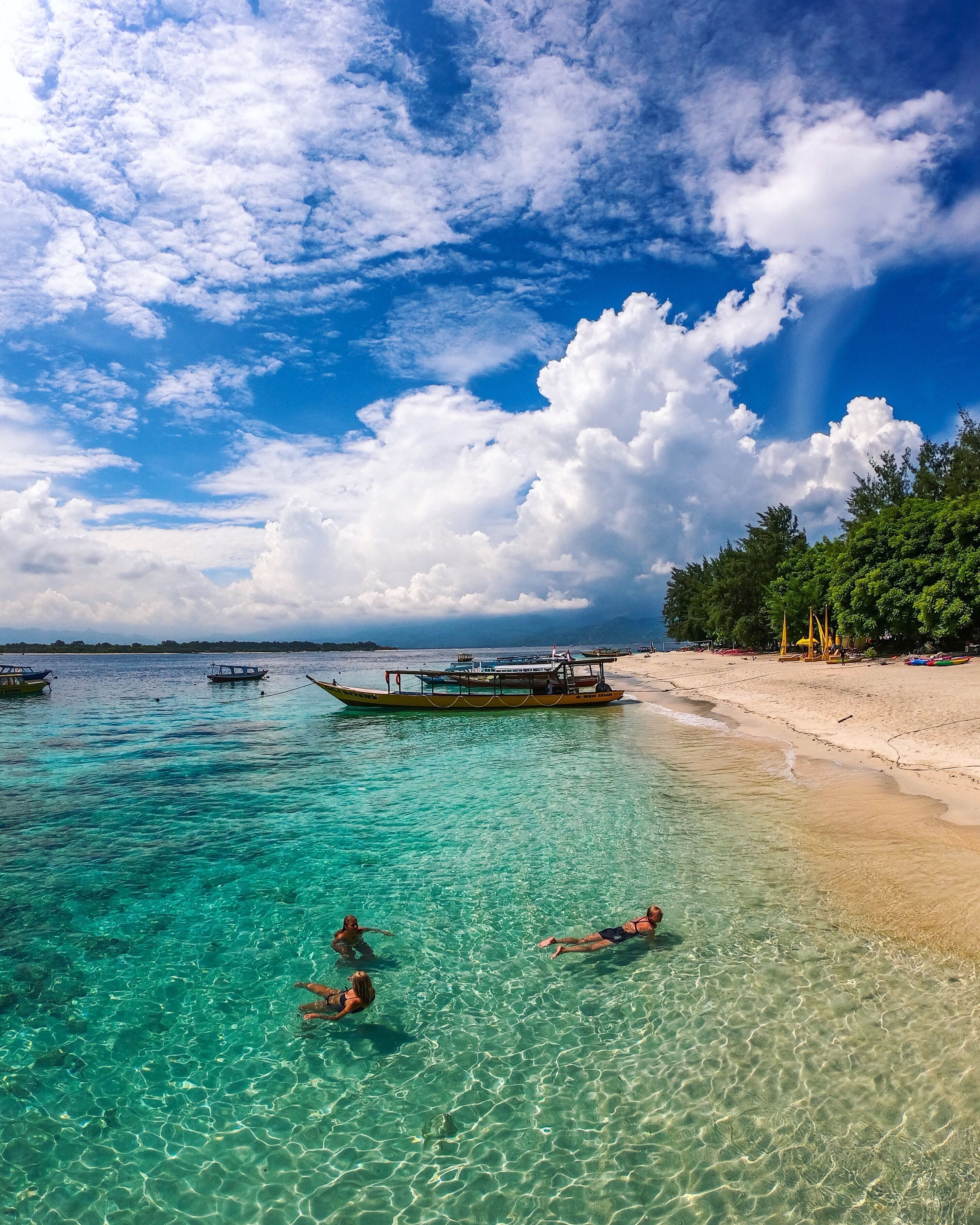 Gili T aka Gili Trawangan is absolute paradise!! Amazing colors. Iâve gone scuba diving 8 times since Iâve been here. Iâll post some underwater pics sometime đđ»đđ»đŻ #gili #islands #gilitrawangan #bali #lombok #indonesia #southeast #asia #travel #beach #scuba #snorkel #wanderlust