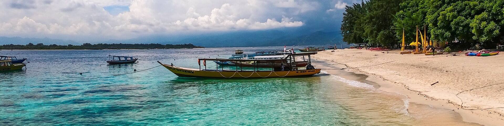Gili T aka Gili Trawangan is absolute paradise!! Amazing colors. I’ve gone scuba diving 8 times since I’ve been here. I’ll post some underwater pics sometime 👍🏻👌🏻💯 #gili #islands #gilitrawangan #bali #lombok #indonesia #southeast #asia #travel #beach #scuba #snorkel #wanderlust