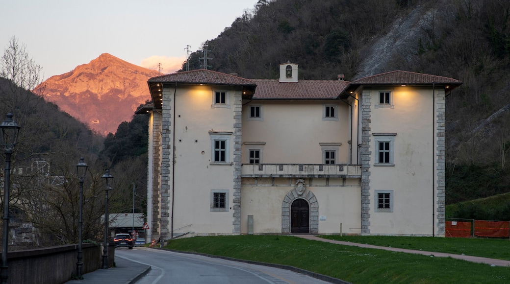 Vista di Palazzo Mediceo a Seravezza, Versilia, Toscana.
sullo sfondo le Alpi apuane