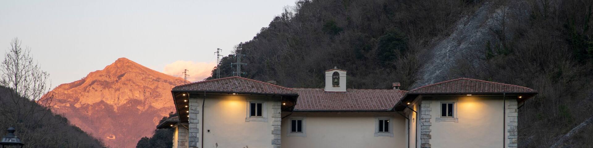 Vista di Palazzo Mediceo a Seravezza, Versilia, Toscana.
sullo sfondo le Alpi apuane