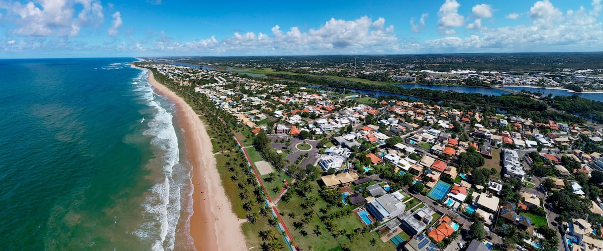 Imagem aérea da praia de Guarajuba, localizada a 42 km de Salvador, no município de Camaçari, Bahia, Brasil