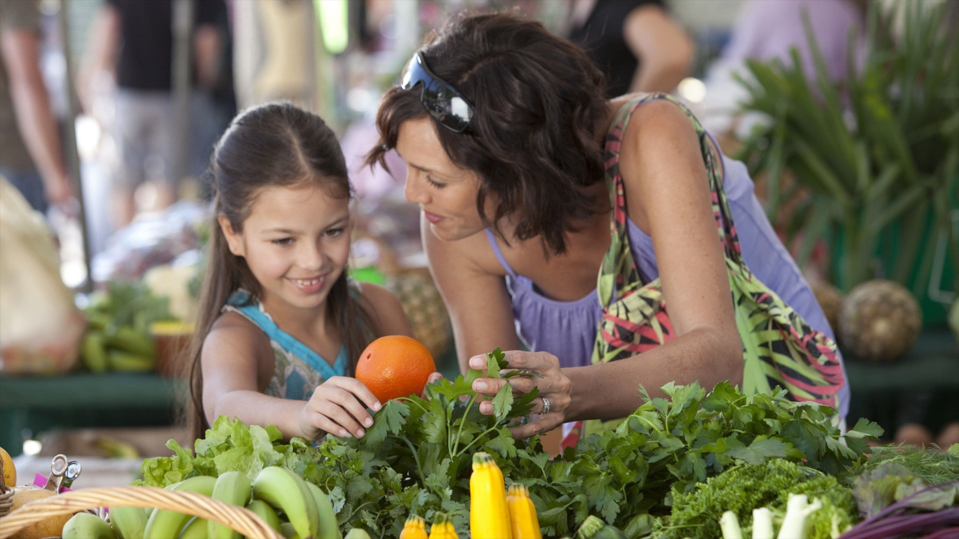 Eumundi showing markets and food as well as a family