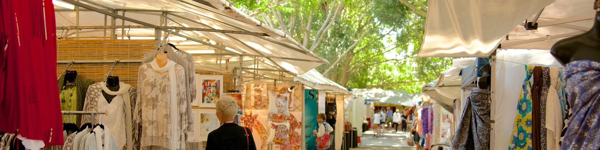 Eumundi som visar marknader, gatuliv och mode