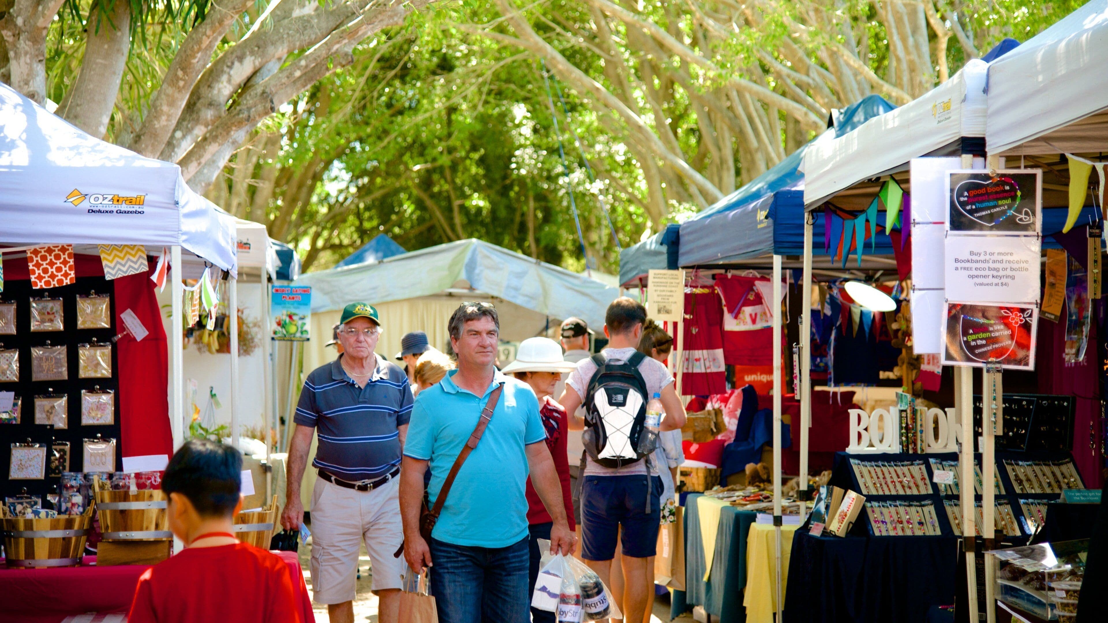 歐門帝 设有 街道景色 和 市集 以及 大群人