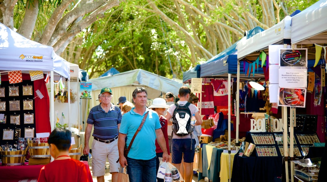 歐門帝 设有 街道景色 和 市集 以及 大群人