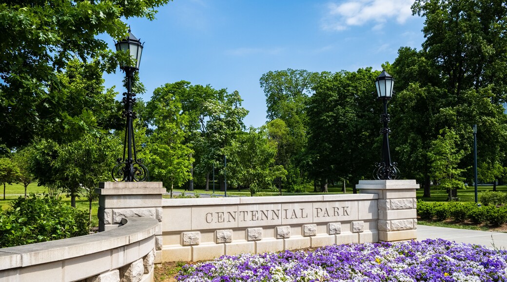 Công viên trăm tuổi