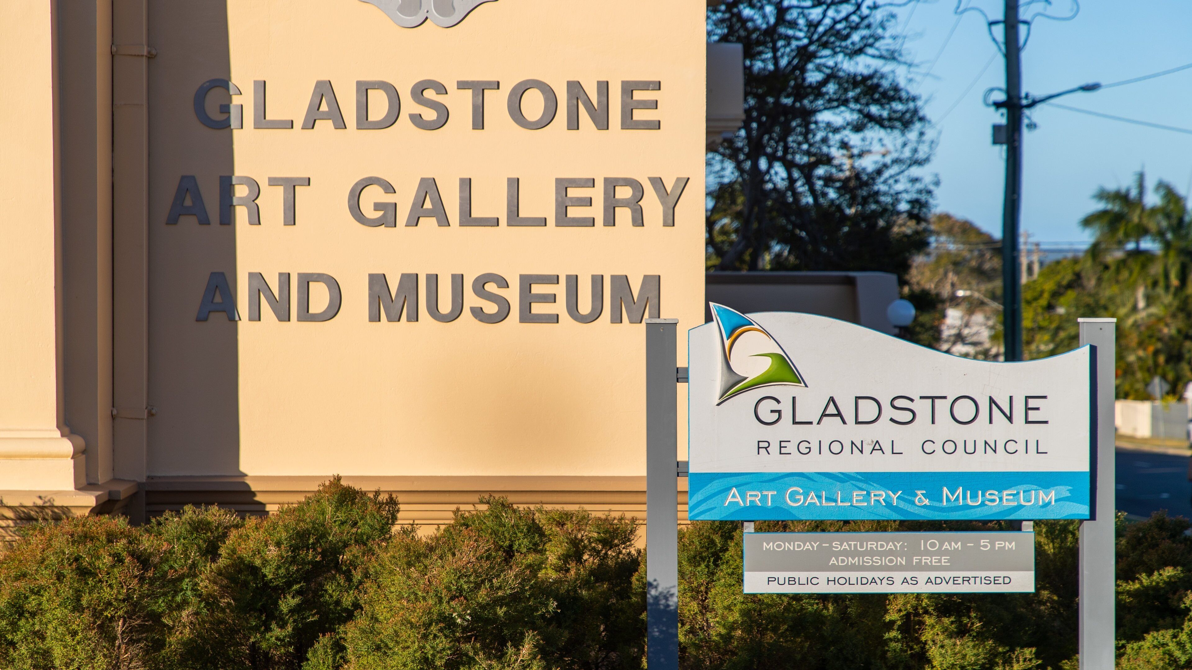 Gladstone Art Gallery and Museum showing signage