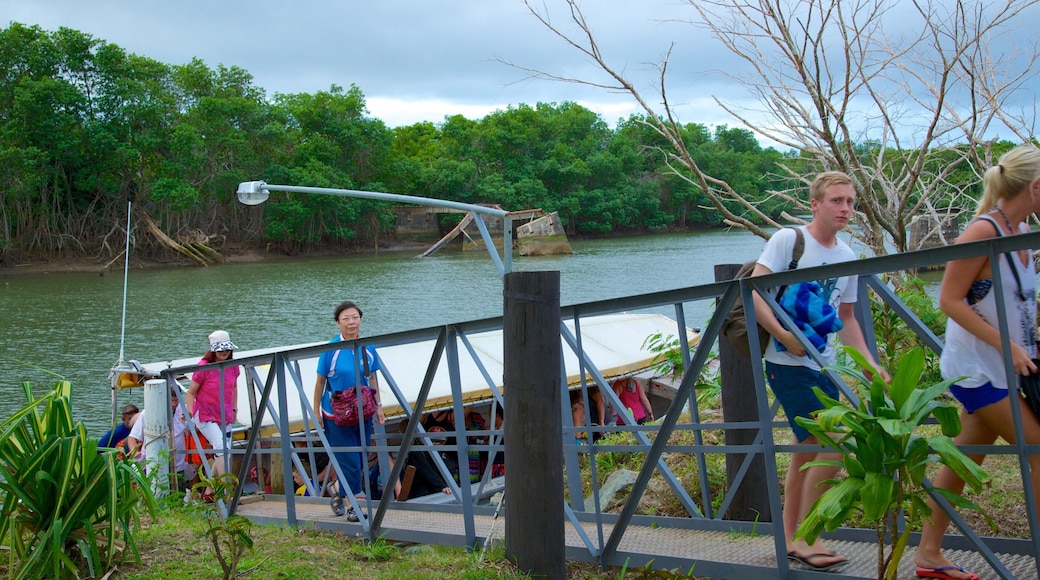 Isla Robinson Crusoe mostrando vistas generales de la costa y también un gran grupo de personas