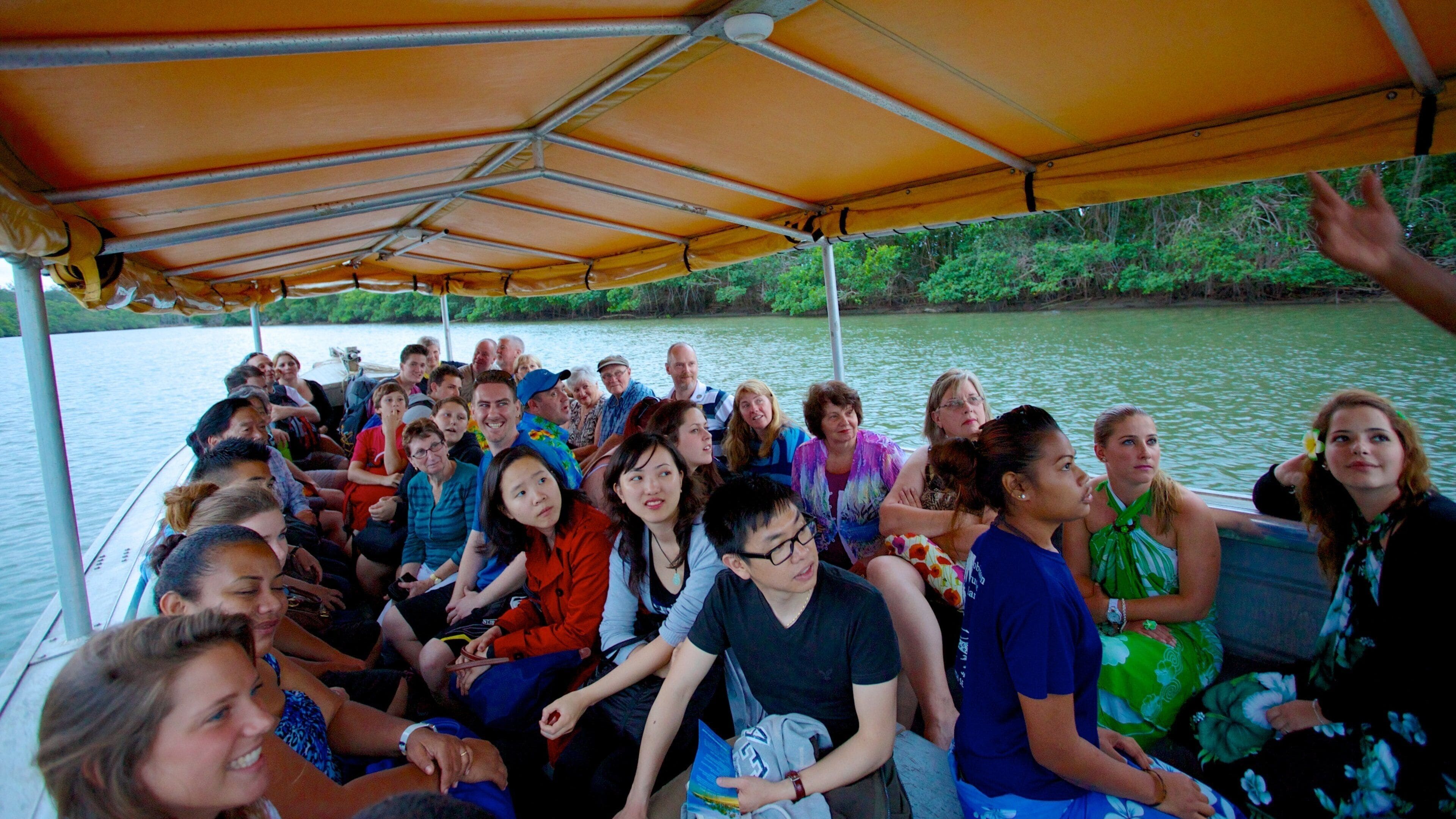 Robinson Crusoe-øya som inkluderer båter og kyst i tillegg til en stor gruppe med mennesker