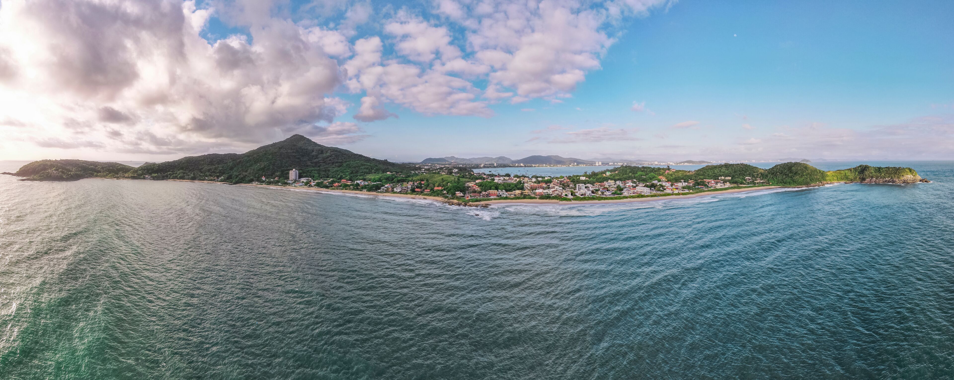 Vista aérea panoramica  da costa da praia de Penha em Santa Catarina
