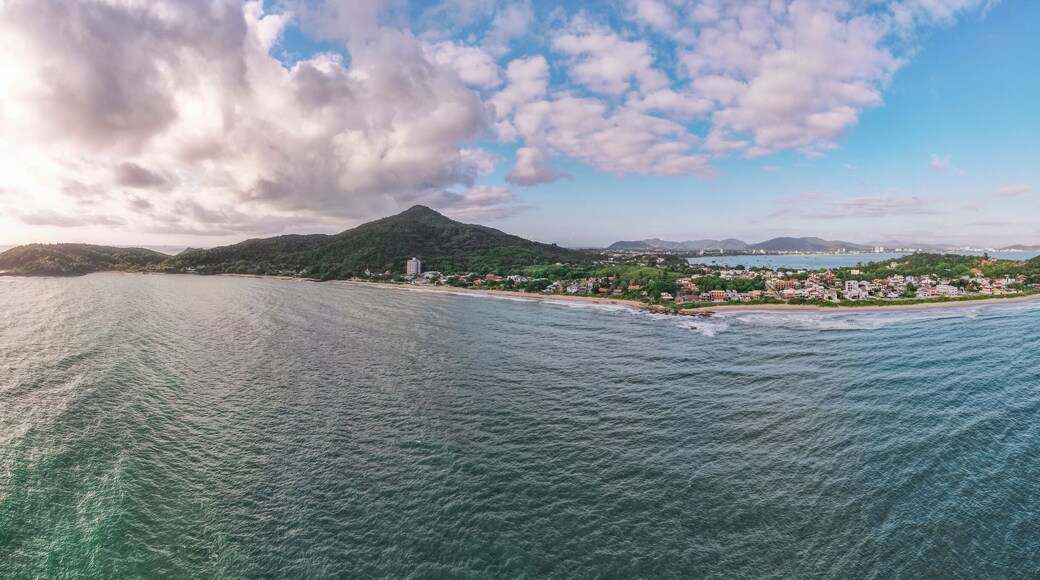 Vista aérea panoramica da costa da praia de Penha em Santa Catarina