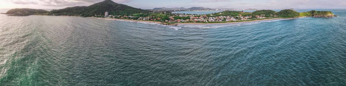Vista aérea panoramica da costa da praia de Penha em Santa Catarina