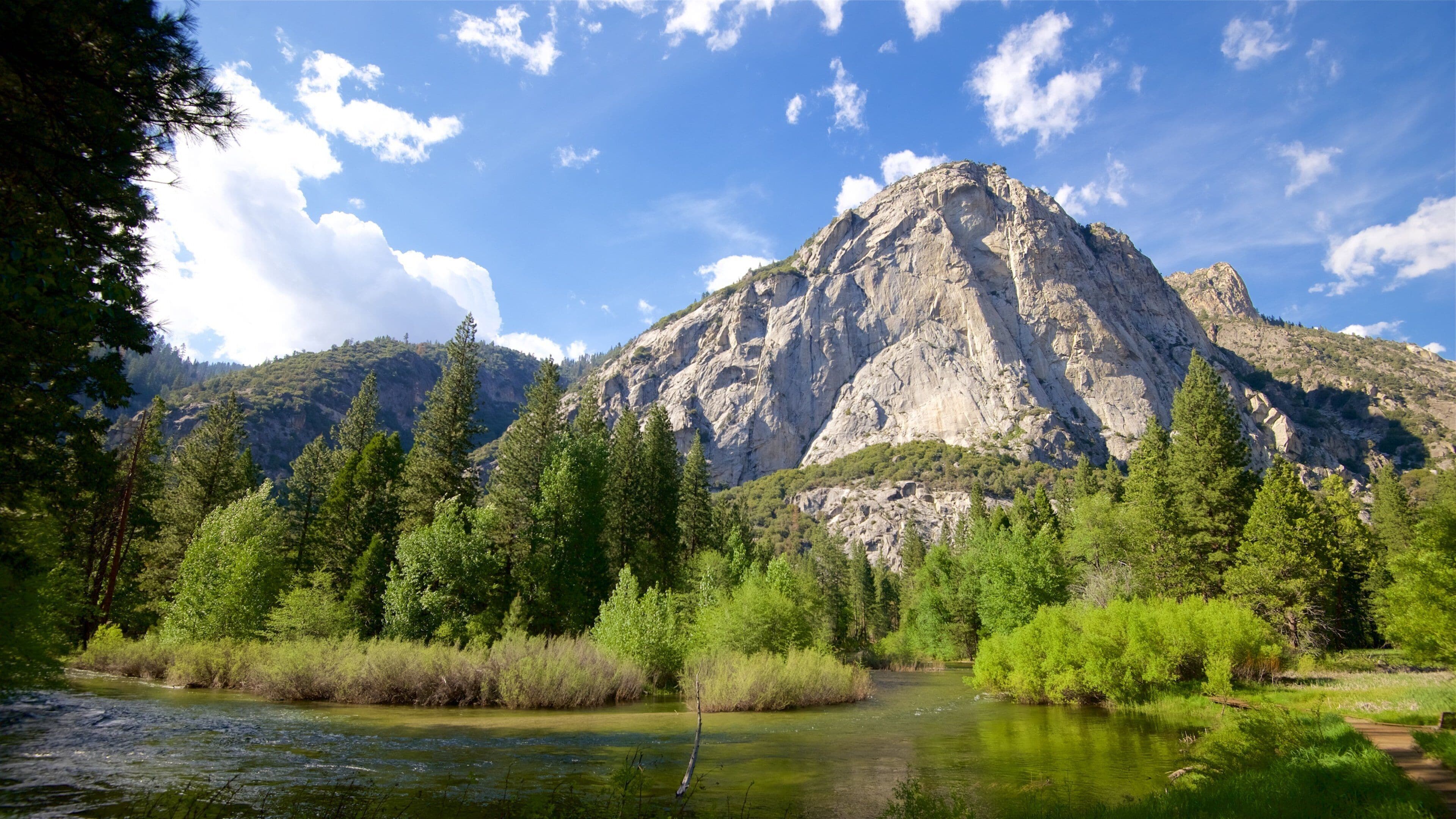 Công viên quốc gia Kings Canyon trong đó bao gồm cảnh thanh bình, những ngọn núi và sông lạch