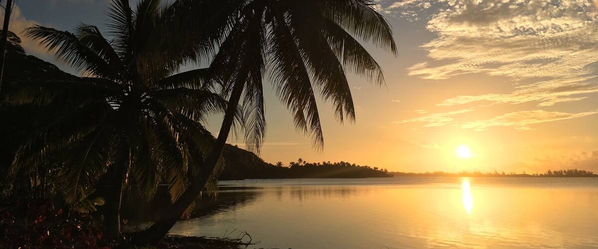 Sunset over the lagoon on Huahine, French Polynesia.
#GoldenHour