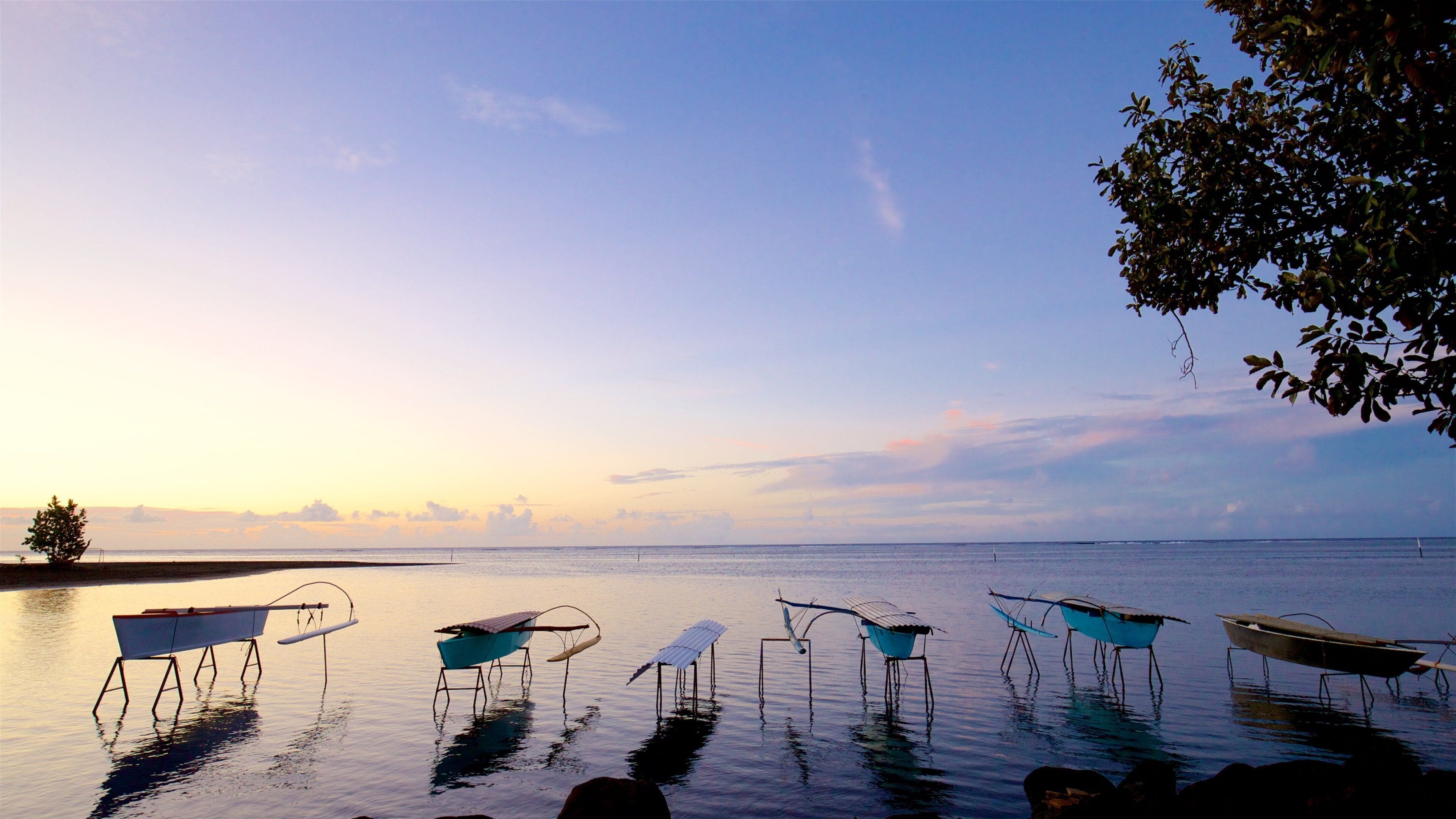 Mahina ofreciendo vistas generales de la costa, una puesta de sol y escenas tropicales