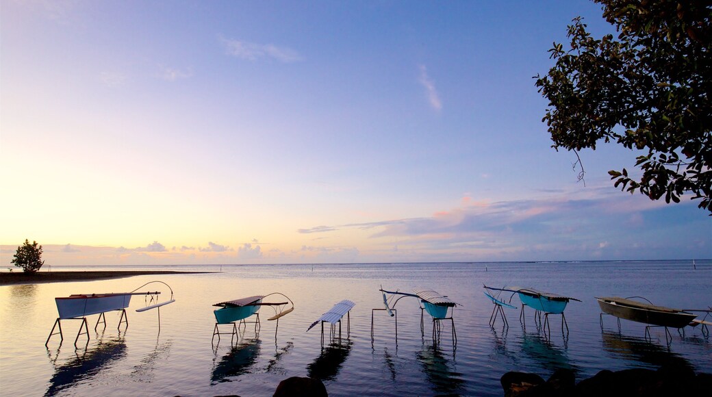 Mahina ofreciendo vistas generales de la costa, una puesta de sol y escenas tropicales
