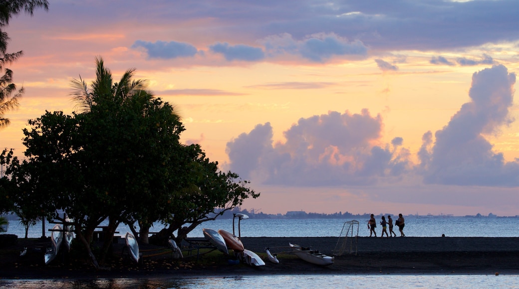 Mahina che include vista della costa e tramonto