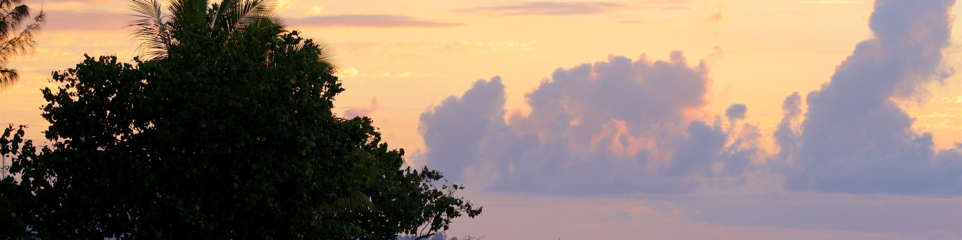 Mahina caracterizando um pôr do sol e paisagens litorâneas