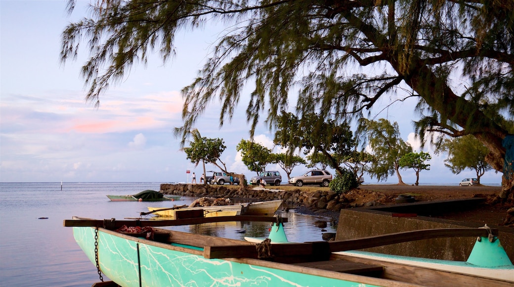 Mahina mostrando vista della costa, tramonto e paesaggio tropicale