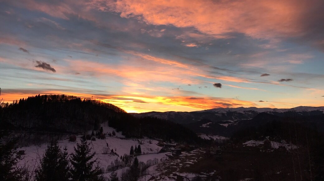 On my way to the mountains, I've enjoyed a beautiful sunset.