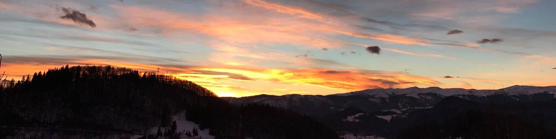 On my way to the mountains, I've enjoyed a beautiful sunset.