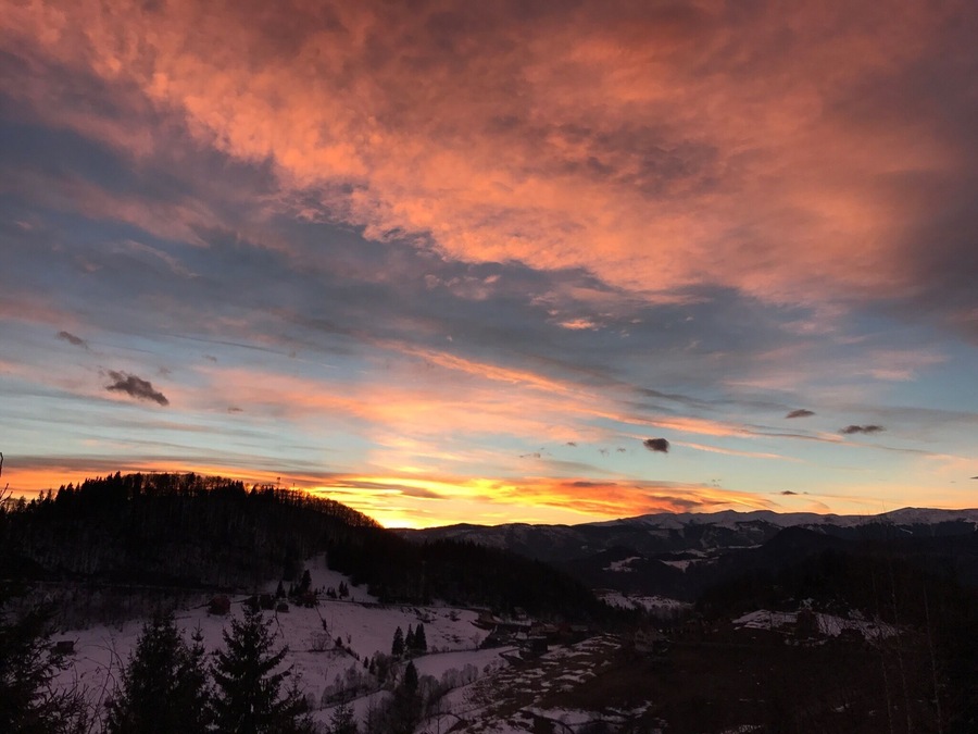 On my way to the mountains, I've enjoyed a beautiful sunset.