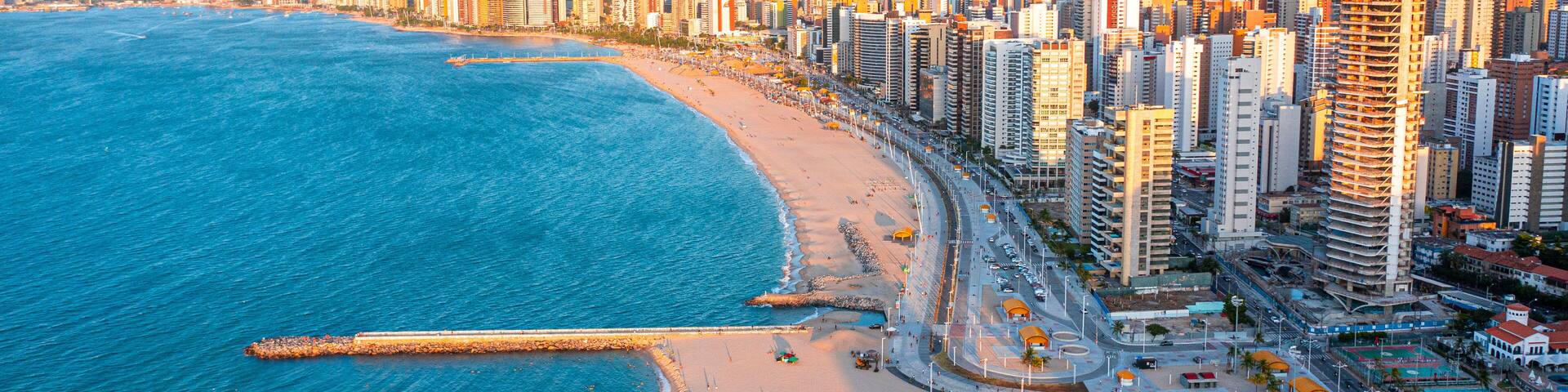 Orla de Fortaleza vista de cima com drone no Por do Sol Skyline