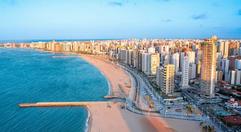 Orla de Fortaleza vista de cima com drone no Por do Sol Skyline