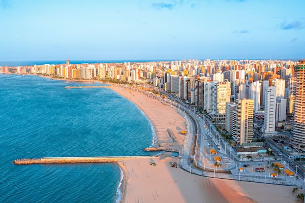 Orla de Fortaleza vista de cima com drone no Por do Sol Skyline